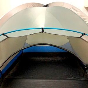 North Face 4 people tent Double layer for Camping or beach